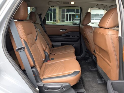 Used 2024 Nissan Pathfinder Platinum w/ Cargo Package AWD/4WD image 28