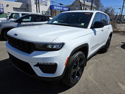 Used 2025 Jeep Grand Cherokee Limited w/ Black Appearance Package image 2