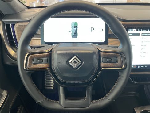 Used 2025 Rivian R1S Premium image 21