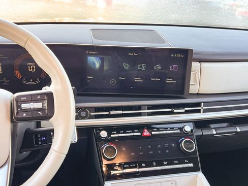 Certified 2025 Hyundai Santa Fe SEL image 17