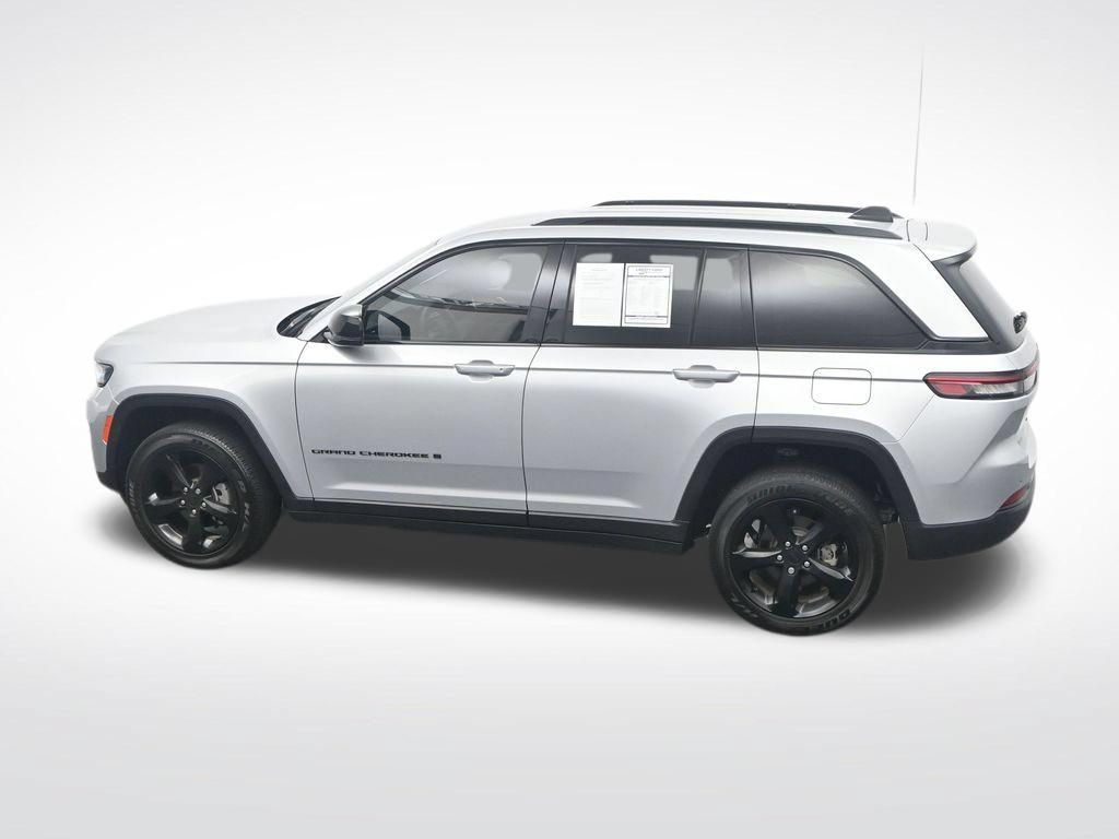 Used 2024 Jeep Grand Cherokee Altitude RWD image 39