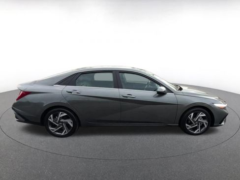 Used 2025 Hyundai Elantra Limited image 16