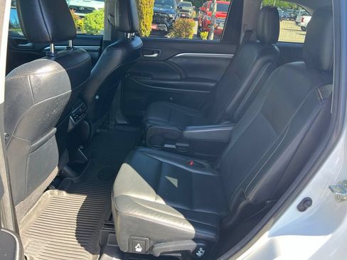 Used 2018 Toyota Highlander Limited Platinum AWD/4WD image 16