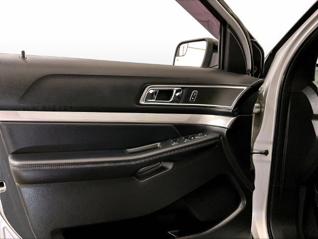 Used 2017 Ford Explorer XLT FWD image 23
