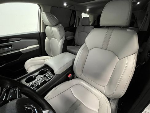 Used 2024 Honda Pilot Touring image 11
