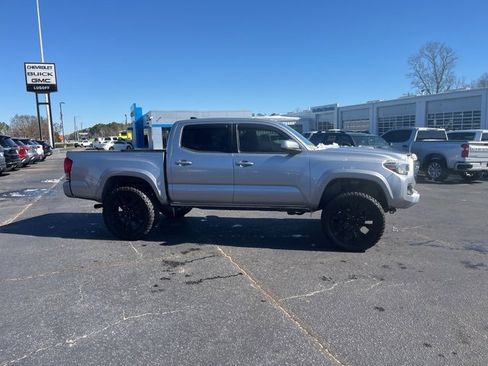 Used 2017 Toyota Tacoma TRD Sport w/ Tow Package (A/T) image 2