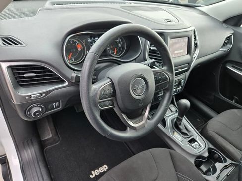 Used 2019 Jeep Cherokee Latitude w/ Popular Appearance Group FWD image 16
