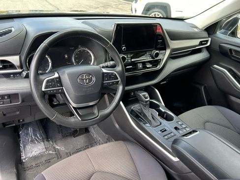 Used 2023 Toyota Highlander LE AWD/4WD image 14