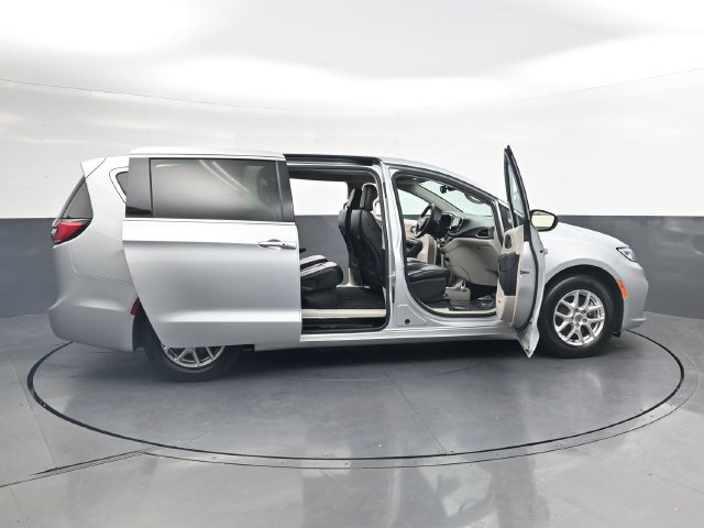 Used 2023 Chrysler Pacifica Touring-L FWD image 40