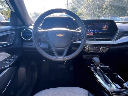 Used 2025 Chevrolet Trax LT FWD image 8