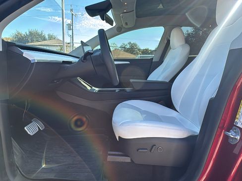 Used 2024 Tesla Model Y Performance image 9