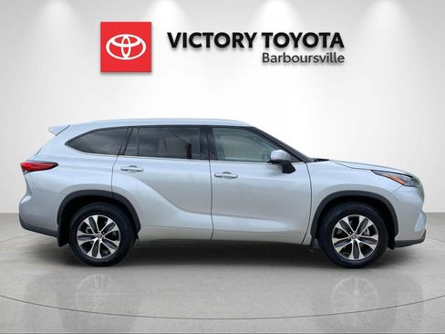 Used 2022 Toyota Highlander XLE AWD/4WD image 6