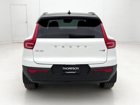 Used 2021 Volvo XC40 T5 R-Design image 12