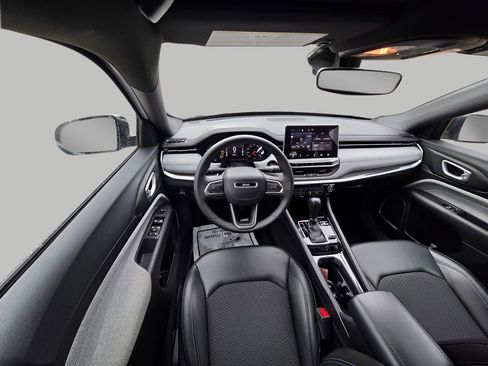 Used 2024 Jeep Compass Latitude image 13