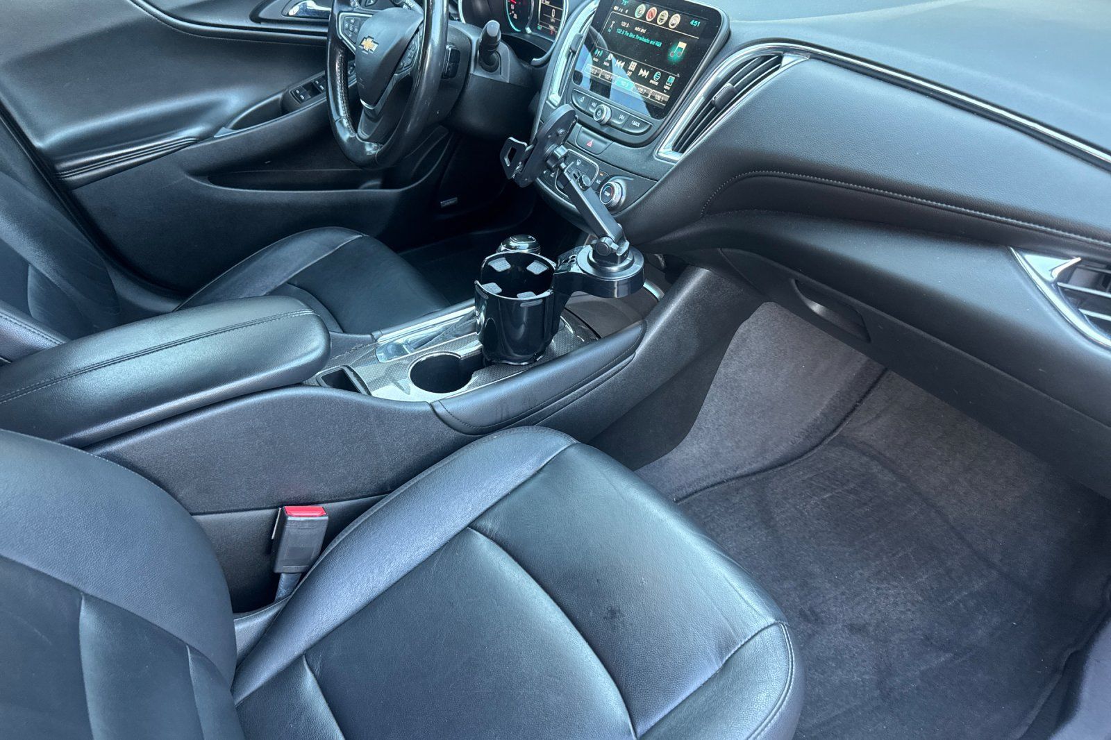 Used 2018 Chevrolet Malibu LT w/ Leather Package FWD image 19