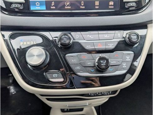 Used 2024 Chrysler Pacifica Touring-L image 21