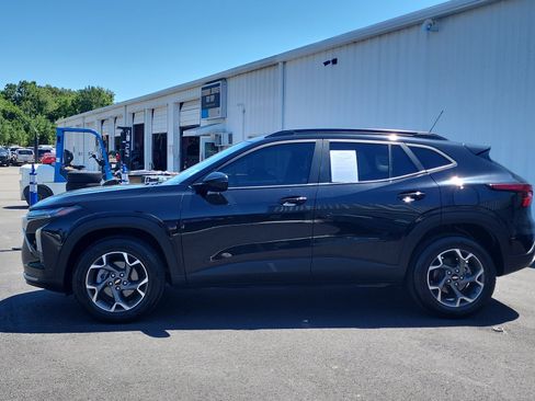 Used 2024 Chevrolet Trax LT w/ Driver Confidence Package FWD image 2