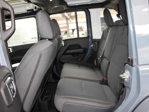 Used 2025 Jeep Wrangler Sahara image 14
