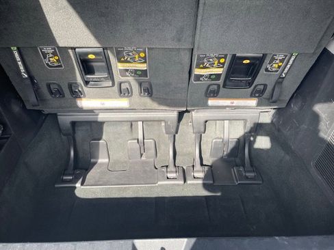 Used 2017 Toyota Sienna SE image 15