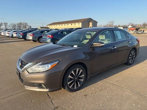 Used 2016 Nissan Altima 2.5 SV w/ Convenience Package image 6