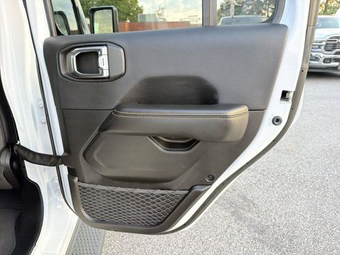 Used 2025 Jeep Wrangler Unlimited Sahara AWD/4WD image 15