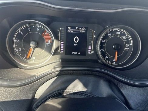 Used 2019 Jeep Cherokee Latitude Plus w/ Cold Weather Group AWD/4WD image 9