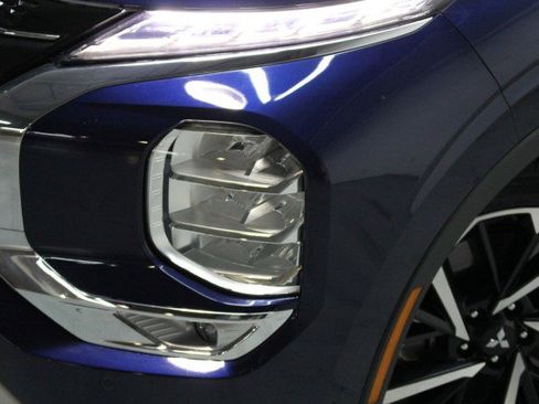 Used 2024 Mitsubishi Outlander SE image 2