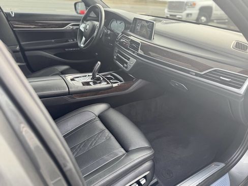 Used 2017 BMW 750i RWD image 26