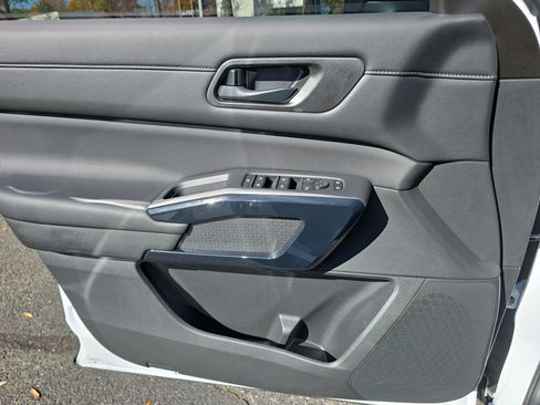 New 2025 Nissan Pathfinder SV image 27