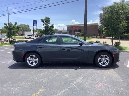 Used 2019 Dodge Charger SXT image 4