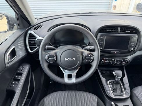 Used 2025 Kia Soul LX w/ LX Technology Package FWD image 32
