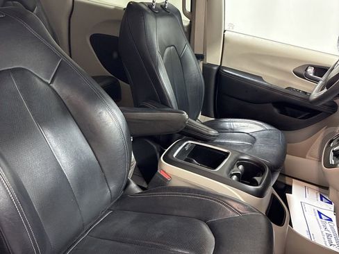 Used 2022 Chrysler Pacifica Touring-L FWD image 30