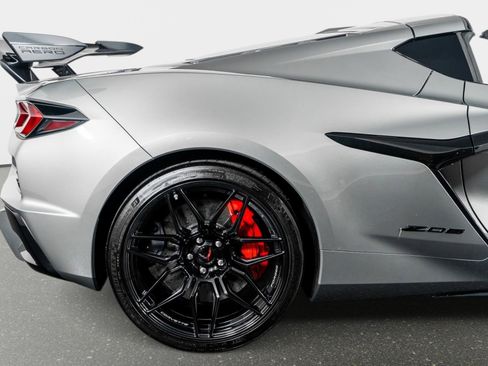 Used 2023 Chevrolet Corvette Z06 w/ Z07 Performance Package RWD image 8