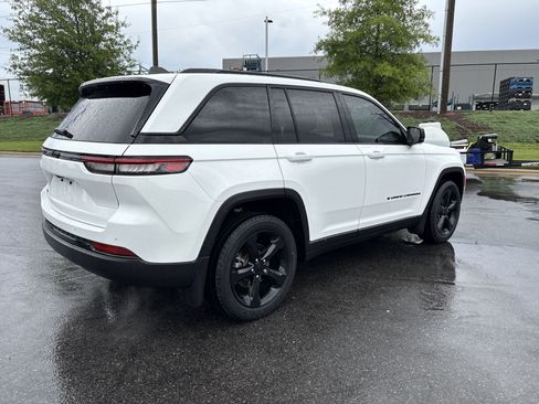 Certified 2023 Jeep Grand Cherokee Altitude AWD/4WD image 9