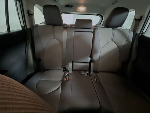 Used 2022 Toyota Highlander LE image 33