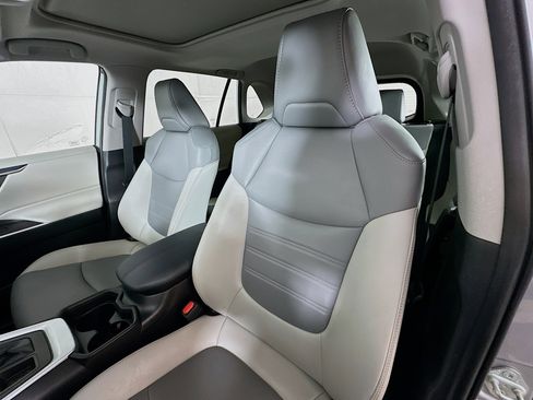 Used 2021 Toyota RAV4 XLE Premium image 19