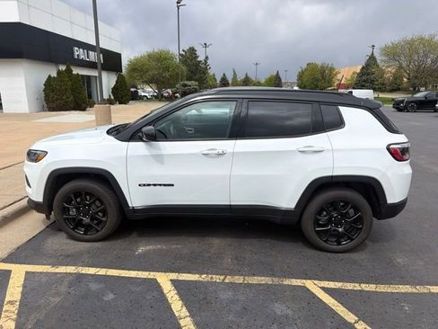 Used 2024 Jeep Compass Latitude w/ Convenience Group AWD/4WD image 3
