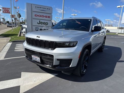 Used 2023 Jeep Grand Cherokee L Laredo image 9