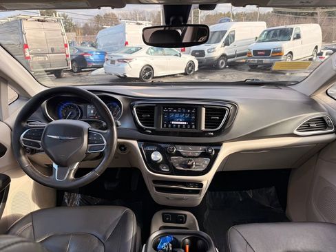 Used 2020 Chrysler Pacifica Touring-L image 18