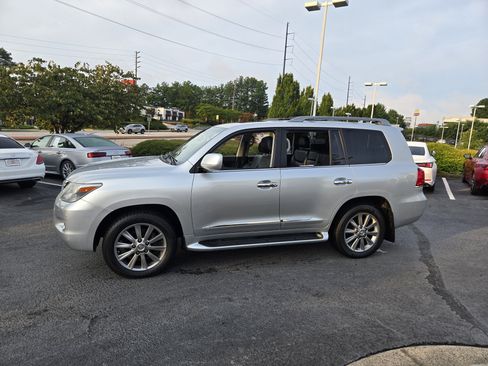 Used 2011 Lexus LX 570 4WD w/ Luxury Pkg image 2
