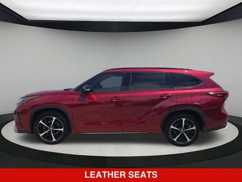 Used 2021 Toyota Highlander XSE FWD image 3