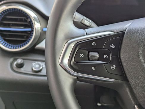 Used 2025 Chevrolet Trax LT w/ LT Convenience Package image 19