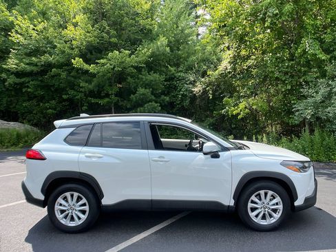 Used 2023 Toyota Corolla Cross LE w/ Moonroof Package AWD/4WD image 6