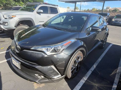 Used 2018 Toyota C-HR XLE FWD image 3