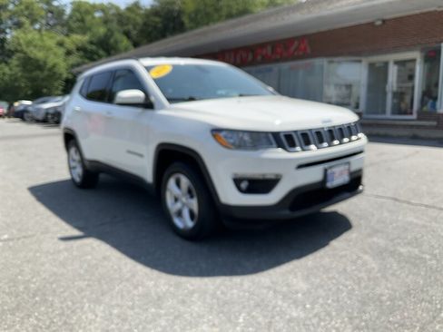 Used 2018 Jeep Compass Latitude w/ Cold Weather Group AWD/4WD image 3