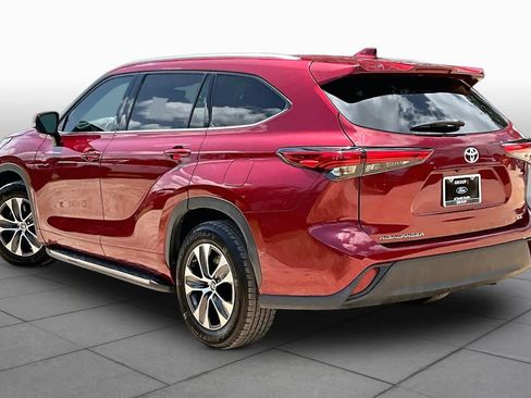 Used 2022 Toyota Highlander XLE FWD image 12
