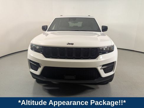 Used 2023 Jeep Grand Cherokee Altitude RWD image 2