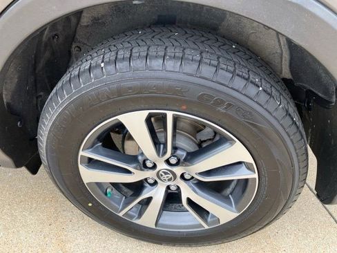 Used 2018 Toyota RAV4 XLE AWD/4WD image 27