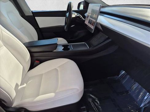 Used 2022 Tesla Model Y Long Range AWD/4WD image 24