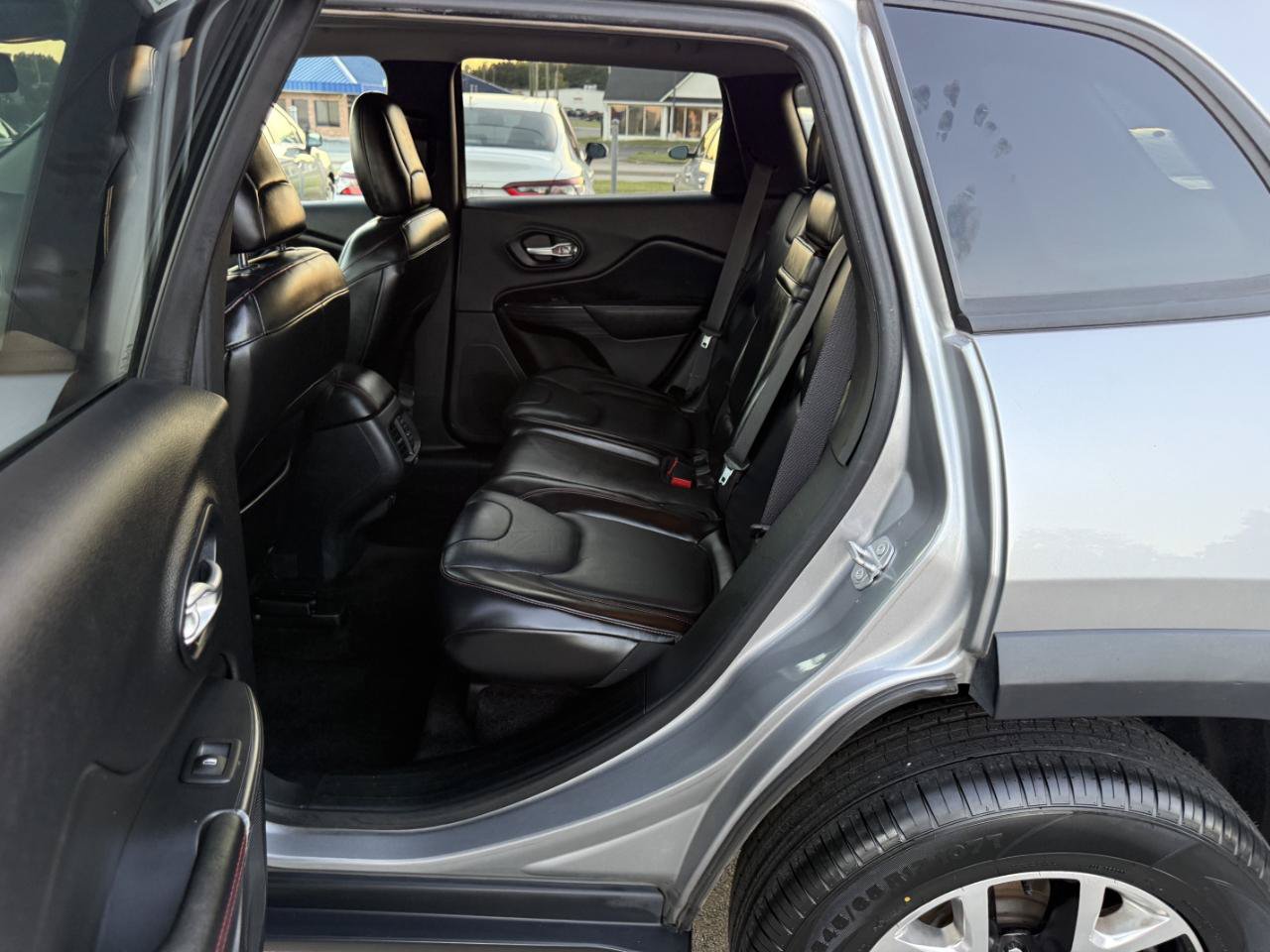Used 2016 Jeep Cherokee Trailhawk w/ Comfort/Convenience Group AWD/4WD image 10